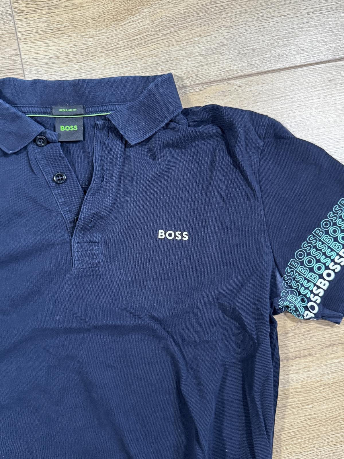 BOSS Polo Regular Fit con puños estampados