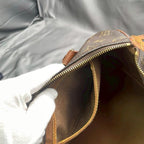 Close-up of the Louis Vuitton Speedy 30's zipper and interior canvas lining